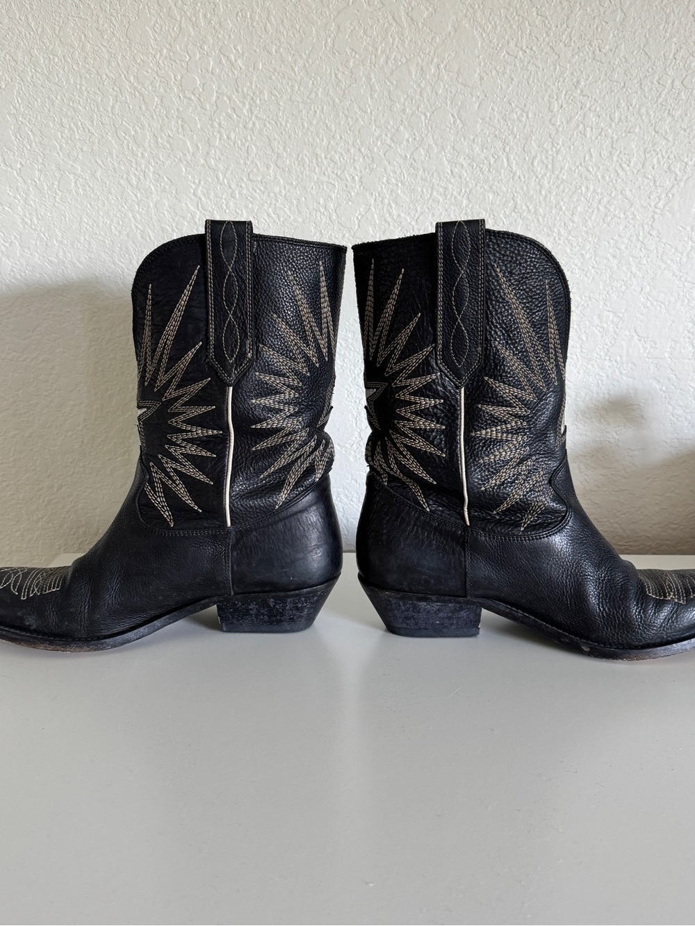 Golden Goose Wish Star 40mm Embroidered Leather Cowboy Boots – Black
Size 39 - Picture 10 of 14